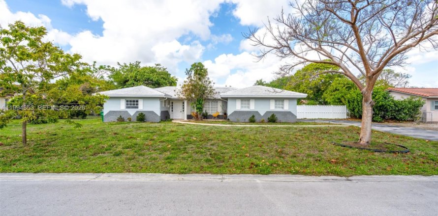 House in Coral Springs, Florida 4 bedrooms, 171.4 sq.m. № 2063178