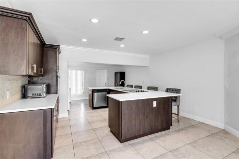 House in Coral Springs, Florida 4 bedrooms, 171.4 sq.m. № 2063178 - photo 9