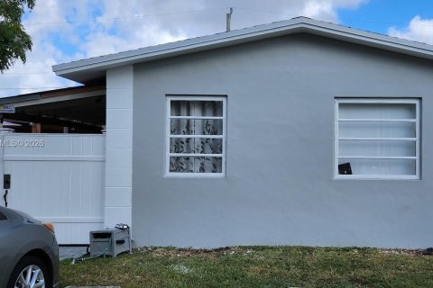 Villa ou maison à louer à Sweetwater, Floride: 3 chambres, 159.98 m2 № 2146517 - photo 9