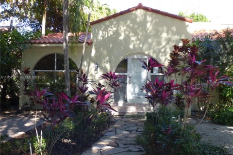 Casa en Coral Gables, Florida 3 dormitorios, 138.98 m2 № 2011116