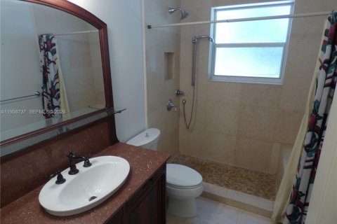 Casa en alquiler en Coral Gables, Florida, 3 dormitorios, 138.98 m2 № 2011116 - foto 15