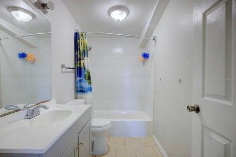 House in Avon Park, Florida 3 bedrooms, 124.67 sq.m. № 2205540 - photo 24