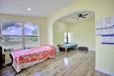 House in Avon Park, Florida 3 bedrooms, 124.67 sq.m. № 2205540 - photo 11