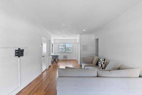 Condo in Bal Harbour, Florida, 1 bedroom  № 2086885 - photo 14
