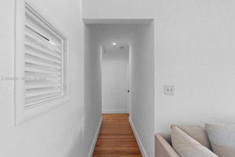 Condo in Bal Harbour, Florida, 1 bedroom  № 2086885 - photo 16