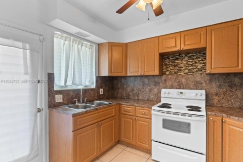 Condo in Bal Harbour, Florida, 1 bedroom  № 2086885 - photo 9