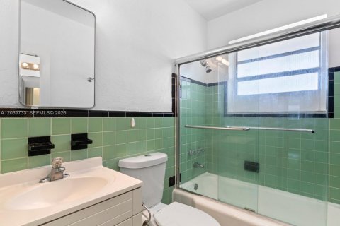 Condo in Bal Harbour, Florida, 1 bedroom  № 2086885 - photo 21