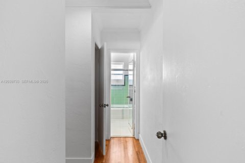 Condo in Bal Harbour, Florida, 1 bedroom  № 2086885 - photo 17