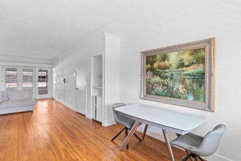 Condo in Bal Harbour, Florida, 1 bedroom  № 2086885 - photo 12