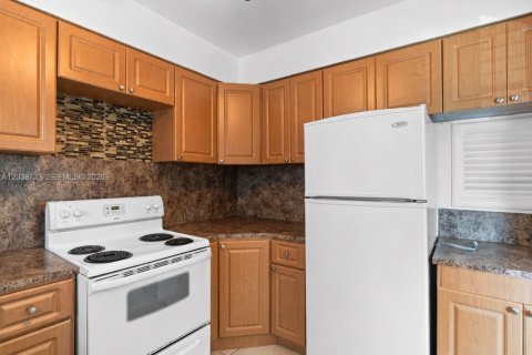Condo in Bal Harbour, Florida, 1 bedroom  № 2086885 - photo 8