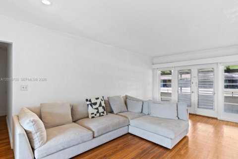 Condo in Bal Harbour, Florida, 1 bedroom  № 2086885 - photo 15