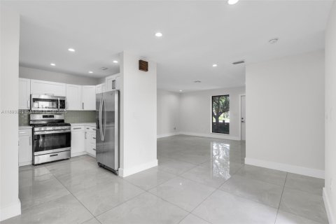 Condo in Miami, Florida, 3 bedrooms  № 1945090 - photo 11