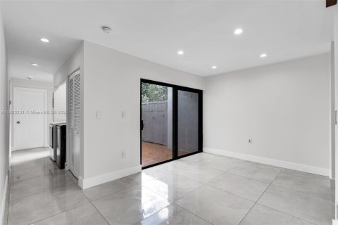 Condo in Miami, Florida, 3 bedrooms  № 1945090 - photo 7