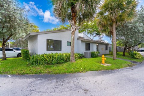 Condo in Miami, Florida, 3 bedrooms  № 1945090 - photo 2