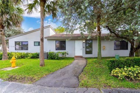 Condo in Miami, Florida, 3 bedrooms  № 1945090 - photo 1