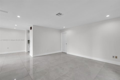 Condo in Miami, Florida, 3 bedrooms  № 1945090 - photo 4