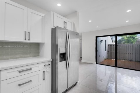 Condo in Miami, Florida, 3 bedrooms  № 1945090 - photo 9