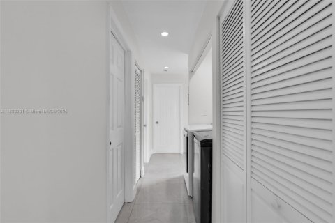 Condo in Miami, Florida, 3 bedrooms  № 1945090 - photo 17