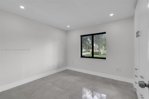 Condo in Miami, Florida, 3 bedrooms  № 1945090 - photo 19
