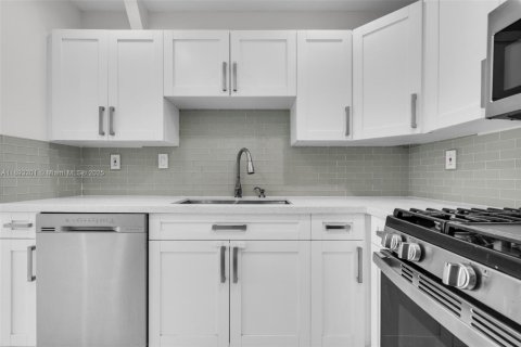 Condo in Miami, Florida, 3 bedrooms  № 1945090 - photo 10