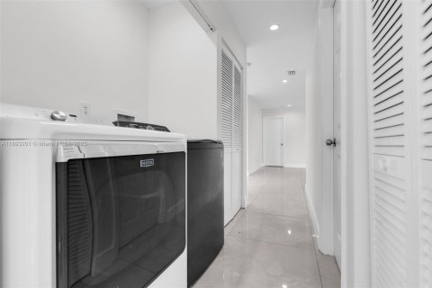 Condo in Miami, Florida, 3 bedrooms  № 1945090 - photo 18