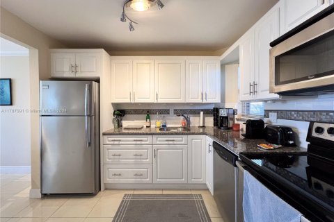 Condo in Pembroke Pines, Florida, 1 bedroom  № 1764440 - photo 3