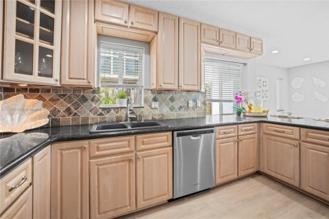 House in Fort Lauderdale, Florida 5 bedrooms, 284.56 sq.m. № 1836340 - photo 25