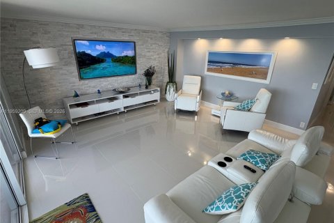 Condo in Hallandale Beach, Florida, 2 bedrooms № 2080618 - photo 4
