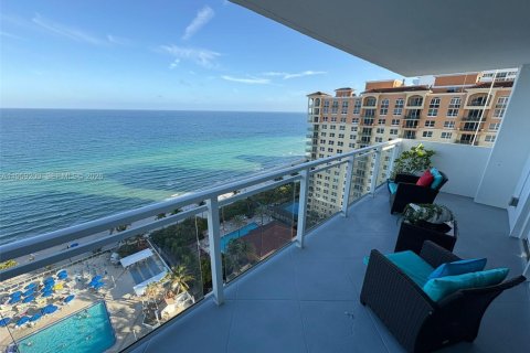 Condo in Hallandale Beach, Florida, 2 bedrooms № 2080618 - photo 2