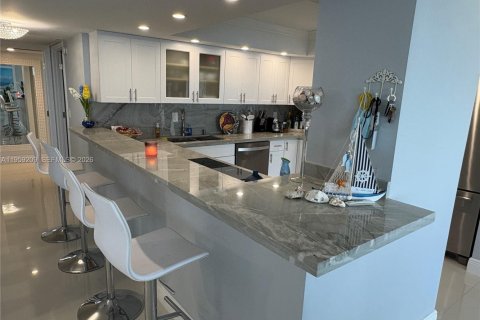 Condo in Hallandale Beach, Florida, 2 bedrooms № 2080618 - photo 9
