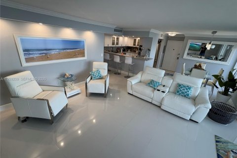 Condo in Hallandale Beach, Florida, 2 bedrooms № 2080618 - photo 3