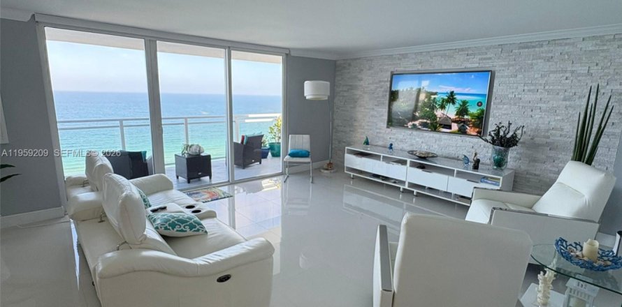 Condo in Hallandale Beach, Florida, 2 bedrooms № 2080618