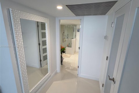 Condo in Hallandale Beach, Florida, 2 bedrooms № 2080618 - photo 15
