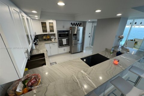 Condo in Hallandale Beach, Florida, 2 bedrooms № 2080618 - photo 8