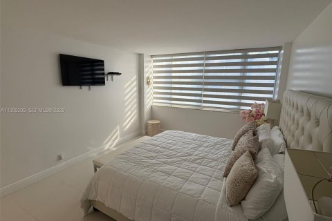 Condo in Hallandale Beach, Florida, 2 bedrooms № 2080618 - photo 14