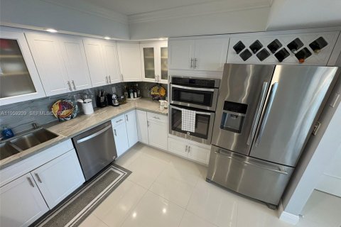 Condo in Hallandale Beach, Florida, 2 bedrooms № 2080618 - photo 7