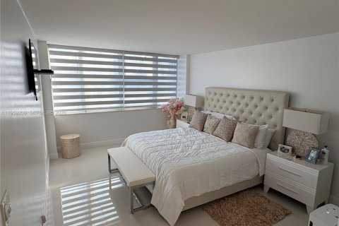 Condo in Hallandale Beach, Florida, 2 bedrooms № 2080618 - photo 13