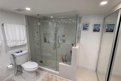 Condo in Hallandale Beach, Florida, 2 bedrooms № 2080618 - photo 16