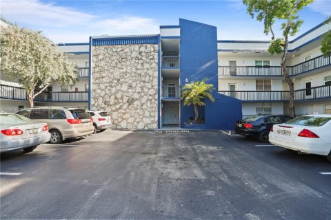 Condo in Margate, Florida, 1 bedroom  № 1882445 - photo 1