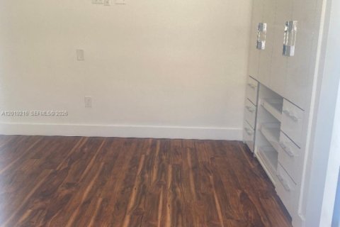 Commercial property in Miami, Florida 1 bedroom, 138.05 sq.m. № 2086306 - photo 4