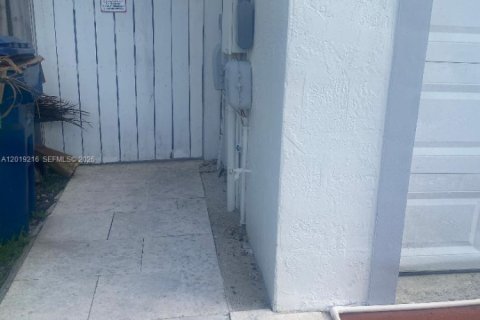 Commercial property in Miami, Florida 1 bedroom, 138.05 sq.m. № 2086306 - photo 2