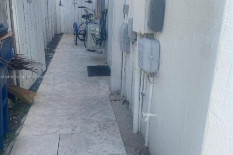 Commercial property in Miami, Florida 1 bedroom, 138.05 sq.m. № 2086306 - photo 3