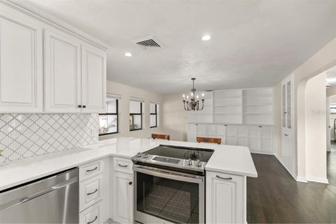 House in Mount Dora, Florida 3 bedrooms, 171.87 sq.m. № 1876501 - photo 17