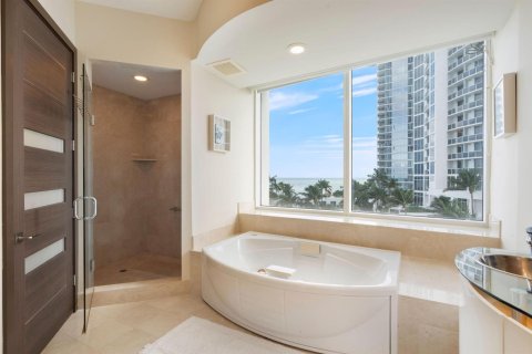 Condo in Sunny Isles Beach, Florida, 3 bedrooms № 2169677 - photo 23