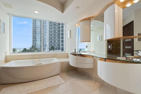Condo in Sunny Isles Beach, Florida, 3 bedrooms № 2169677 - photo 22