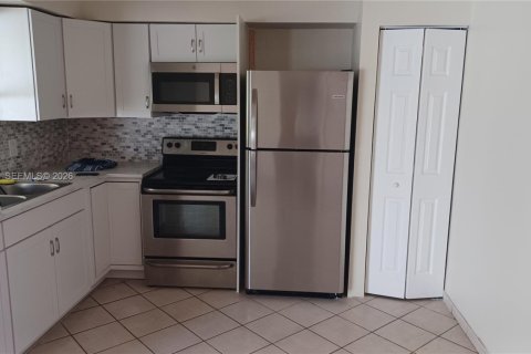 Снять в аренду виллу или дом в Холливуд, Флорида 3 спальни, 105.82м2, № 2065188 - фото 2