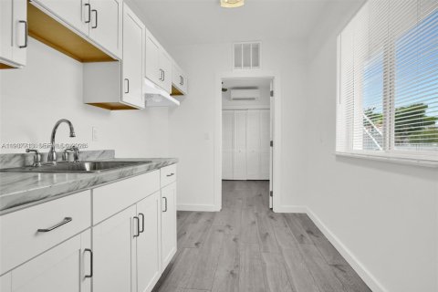 Villa ou maison à louer à Miami, Floride: 2 chambres, 84.26 m2 № 1995409 - photo 12