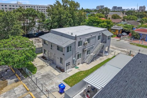 Villa ou maison à louer à Miami, Floride: 2 chambres, 84.26 m2 № 1995409 - photo 3