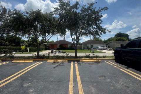 Commercial property in Homestead, Florida № 2245367 - photo 6