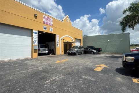 Commercial property in Homestead, Florida № 2245367